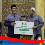 Gubernur Jabar Laksanakan Salat Tarawih Di Masjid Al-Munawar Kuningan