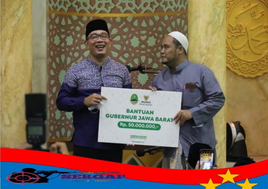 Gubernur Jabar Laksanakan Salat Tarawih Di Masjid Al-Munawar Kuningan