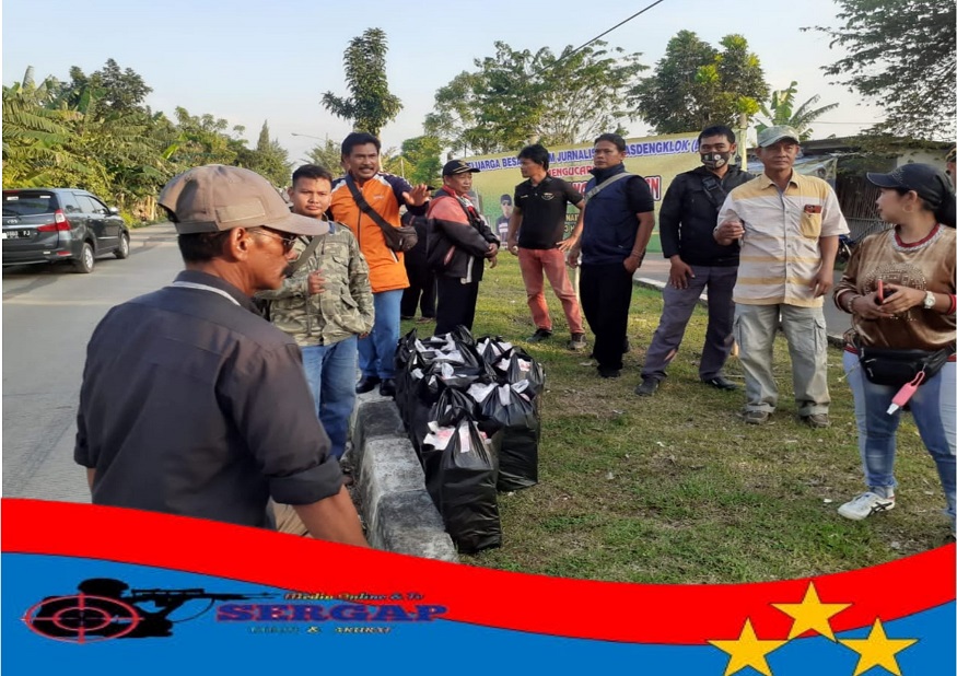 "Forum Jurnalis Rengasdengklok (FJR) Berbagi Takjil Di Bulan Ramadhan"