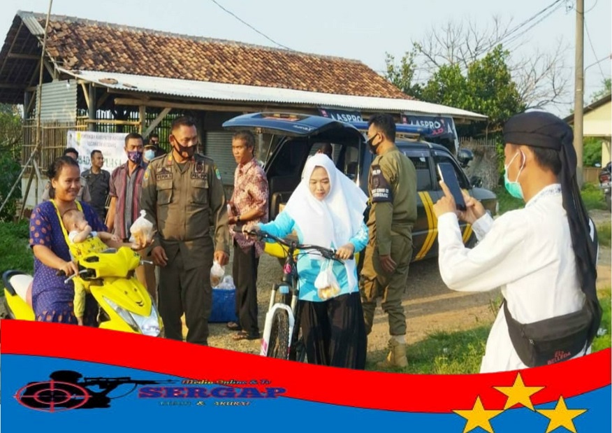 Pemerintah Kecamatan Kotabaru Kabupaten Karawang Bersama Stap Bagi-Bagi Takjil Gratis