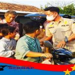 Satpol PP Kecamatan Kotabaru Kabupaten Karawang Bagi-bagi Takjil,