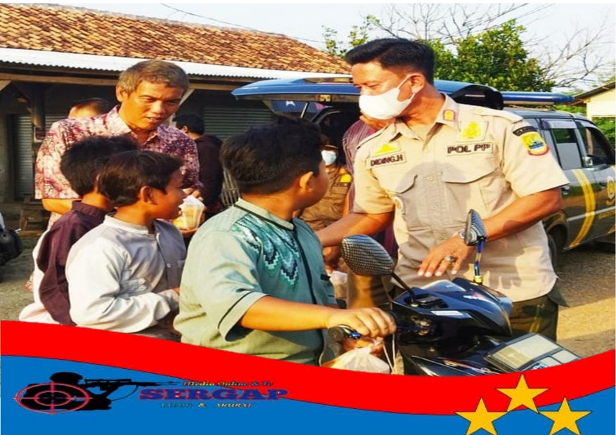 Satpol PP Kecamatan Kotabaru Kabupaten Karawang Bagi-bagi Takjil,