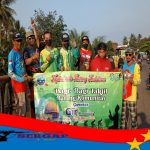 Komunitas Gowes Kecamatan Cilamaya Kulon Kabupaten Karawang Bagi Takjil Gratis di Jalan Jembatan Tempuran