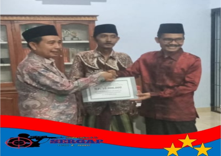 Giat Safari Ramadhan Pun Ardi Serahkan Bantuan Ke Musholla Komplek Anak Air Permai Batipuah Panjang