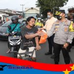 Kapolres AKBP Aszhari Kurniawan Bersama Polwan Polres Tasikmalaya Kota Bagikan Takjil Kepada Pengguna Jalan