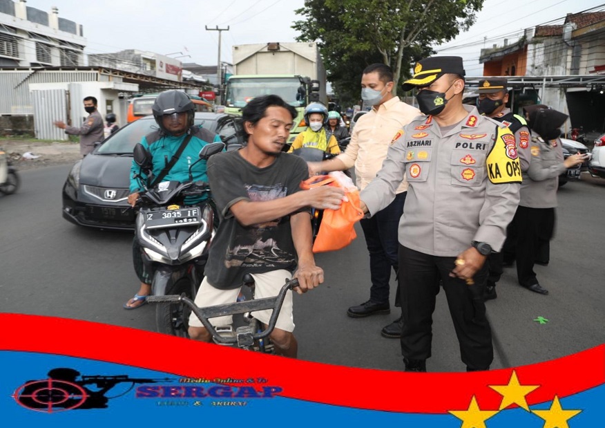 Kapolres AKBP Aszhari Kurniawan Bersama Polwan Polres Tasikmalaya Kota Bagikan Takjil Kepada Pengguna Jalan