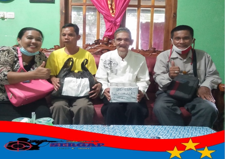 DPC LSM BAKORNAS Muara Enim Peduli Distabilitas Serta Membagikan Bingkisan Lebaran