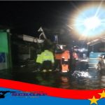 Banjir di Akibatkan Tanggul Jebol, Kapolsek Cibeureum Datangi Lokasi.