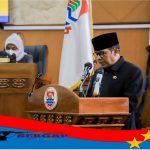 Cimahi, Diskominfo. Plt. Wali Kota Cimahi, Letkol (Purn.) Ngatiyana hadir dalam Rapat Paripurna DPRD dalam rangka penyerahan keputusan DPRD Tentang Catatan Strategis Laporan Keterangan Pertanggungjawaban Wali Kota Cimahi Tahun Anggaran 2021. Rapat Paripurna DPRD diselenggarakan di Ruang Rapat Paripurna DPRD Kota Cimahi (28/4). Rapat Paripurna DPRD Tingkat Kota Cimahi Tahun Anggaran 2021 dihadiri oleh Ketua DPRD Kota Cimahi, Wakil Ketua DPRD, Ketua Komisi beserta Anggota DPRD Kota Cimahi, Kapolres Cimahi, Dandim 0609, Kajari Cimahi, Ketua Pengadilan Negeri Bale Bandung, Sekretaris daerah, Asisten Pemerintah Daerah, Kepala SKPD, Camat dan Lurah Se-Kota Cimahi. Ngatiyana dalam sambutannya mengutarakan bahwa Laporan Keterangan Pertanggungjawaban Wali Kota merupakan bagian dari penjabaran visi dan misi dalam (RPJMD) Kota Cimahi Tahun 2017-2022. LKPJ merupakan bahan evaluasi dari legislatif terhadap kinerja eksekutif. Nantinya catatan-catatan strategis dari badan legislatif ini akan menjadi bahan perbaikan dalam penyelenggaraan badan eksekutif Kota Cimahi. Dalam paparannya Ngatiyana juga mengungkapkan bahwa dalam penetapan Belanja Daerah Kota Cimahi dilandasi kepada aturan yang mengacu kepada arah dan kebijakan umum serta Strategi Prioritas Pembangunan Kota Cimahi Tahun 2021. Dar anggaran belanja daerah yang ada, Ngatiyana mengakui penyerapan dana pada beberapa pos belum optimal, “Kami menyadari bahwa ada beberapa pos anggaran yang belum bisa terserap secara optimal, sehingga catatan strategis dari rekan-rekan Anggota DPRD semoga bisa mengulas hal-hal yang sekiranya bisa diperbaiki untuk tahun anggaran yang akan datang,” Ujar Ngatiyana. Ia pun menambahkan dalam Tahun Anggaran 2021 yang lalu, pos pembiayaan yang dianggarkan direalisasikan sesuai dengan kaidah-kaidah normatif sebagaimana berlaku pada tahun-tahun sebelumnya. Ngatiyana juga menyampaikan apresiasinya pada seluruh pihak yang telah mendukung dan bersama-sama menyukseskan progam pembangunan Kota Cimahi, “…Tentunya apa yang Kita capai selama tahun 2021 lalu merupakan hasil dari kerja sama seluruh pihak, termasuk di dalamnya adalah sinergitas legislatif dan eksekutif dalam mendukung program pembangunan sehingga menjadi sangat berarti dalam menunjang kesinambungan pembangunan.” Terakhir Ngatiyana berharap sinergitas antara badan legislatif dan eksekutif ini akan terus terjaga dan menyokong kesinambungan pembangunan Kota Cimahi, “…Kesinambungan pembangunan yang terjadi di Kota Cimahi diharapkan dapat menjadi modal dan spirit bagi seluruh Perangkat Daerah yang ada serta masyarakat Kota Cimahi dalam membangun kota cimahi ke arah yang lebih baik,” Tutup Ngatiyana. (Bidang IKPS/Dy).