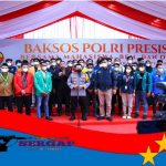 Bagikan Baksos Bareng Mahasiswa dan Pemuda, Kapolri: Teruslah Berkontribusi Terbaik untuk Bangsa SERGAP.CO.ID Jakarta - Polri bersama dengan Mahasiswa, Badan Eksekutif Mahasiswa (BEM) dan Organisasi Kepemudaan (OKP) berkolaborasi menggelar kegiatan bakti sosial (baksos) Bulan Ramadan, untuk masyarakat yang khususnya bermukim di wilayah Slum Area. "Saya mengucapkan apresiasi dan terima kasih atas inisiatif dan kerja sama yang diinisiasi rekan-rekan, bahwa hari ini seluruh rekan-rekan kurang lebih ada 50 elemen yang tergabung dalam aliansi BEM dan OKP melaksanakan kegiatan bakti sosial," kata Sigit dalam sambutannya pada acara bertajuk 'Bakti Sosial Polri Presisi Bersama Mahasiswa, BEM dan OKP untuk Masyarakat di Bulan Ramadan Penuh Berkah' di Lapangan Banteng, Jakarta Pusat, Senin (25/4/2022). Sigit menekankan, kegiatan kolaborasi ini merupakan wujud nyata dari elemen mahasiswa, BEM dan kepemudaan sebagai bentuk kepedulian untuk membantu masyarakat, khususnya yang terdampak akibat Pandemi Covid-19. Menurut Sigit, dengan turun langsung ke basis masyarakat, mahasiswa dan pemuda yang merupakan generasi penerus bangsa, telah memberikan kontribusi terbaik untuk Negara Indonesia. "Tentunya teruslah berkarya, teruslah suarakan, suara-suara demokrasi, dan lakukan langkah-langkah nyata untuk bisa berikan kontribusi terbaik bagi masyarakat, Bangsa dan Negara Indonesia," ujar Sigit. Disisi lain, mantan Kabareskrim Polri ini mengungkapkan, kolaborasi kegiatan bersama mahasiswa, BEM dan unsur kepemudaan ini bukan merupakan hal yang perdana. Pasalnya, ketika terjadinya Pandemi virus corona, Polri bersama elemen tersebut telah bersinergi dalam rangka melakukan penanganan dan pengendalian Pandemi Covid-19. "Tentunya kegiatan kali ini bukan yang pertama, kita sudah sering bersama-sama mulai dari pada saat awal turun melaksanakan kegiatan menghadapi Pandemi Covid-19 dalam bentuk vaksinasi bersama dan kemudian juga kegiatan bakti sosial lainnya," ucap eks Kapolda Banten tersebut. Bahkan, kata Sigit, berkat adanya sinergi Polri bersama mahasiswa dan pemuda, dewasa ini laju pertumbuhan Covid-19 dapat dikendalikan dengan baik. Bahkan, Sigit menyebut, Indonesia menjadi salah satu Negara yang capaian vaksinasinya paling tinggi di tingkat dunia. "Alhamdulilah hari ini kita semua melihat terkait laju Covid-19 sudah bisa dikendalikan dengan baik. Positivity Rate kita di bawah 1 persen. Saat ini kita sudah berhasil melakukan vaksinasi kurang lebih 397 juta. Dan kita ada di nomor lima untuk vaksinasi terbanyak di dunia. Ini kerja keras dari seluruh elemen dan didalamnya ada adik-adik mahasiswa dan rekan-rekan BEM serta pemuda," papar Sigit. Dengan terkendalinya laju Covid-19, Sigit menyatakan, Pemerintah telah memperbolehkan masyarakat untuk melakukan mudik Lebaran tahun 2022 dengan menerapkan protokol kesehatan yang ketat serta akselerasi vaksinasi booster. Kebijakan itu juga merupakan kerja keras dari mahasiswa dan pemuda. Sebelum mengakhiri sambutannya, Sigit mengajak mahasiswa dan pemuda untuk sama-sama mensosialisasikan kepada masyarakat yang melaksanakan mudik untuk melaksanakan protokol kesehatan. Serta, membantu melakukan akselerasi vaksinasi bagi para pemudik. "Saat ini kita berikan di pos pengamanan, pos pelayanan dan pos terpadu untuk masyarakat yang belum booster bisa booster. Sehingga kita yakin masyarakat yang mudik baik pulang maupun di daerah tujuan mudik semua dalam keadaan terjaga. Imunitas tinggi, sehingga laju Covid-19 bisa dijaga. Kita juga adakan mudik gratis bersama dengan. Mahasiswa ini juga bisa dimanfaatkan. Ada 400 bus disiapkan, 20 ribu kursi disiapkan. Sehingga beban arus mudik bisa dikurangi," tutup Sigit. (Encep.Dian)