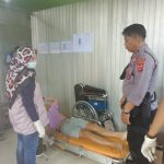 Anggota Polisi Polres Ciko Bantu Pemudik Pingsan di Rest Area 208.B Tol Palikanci