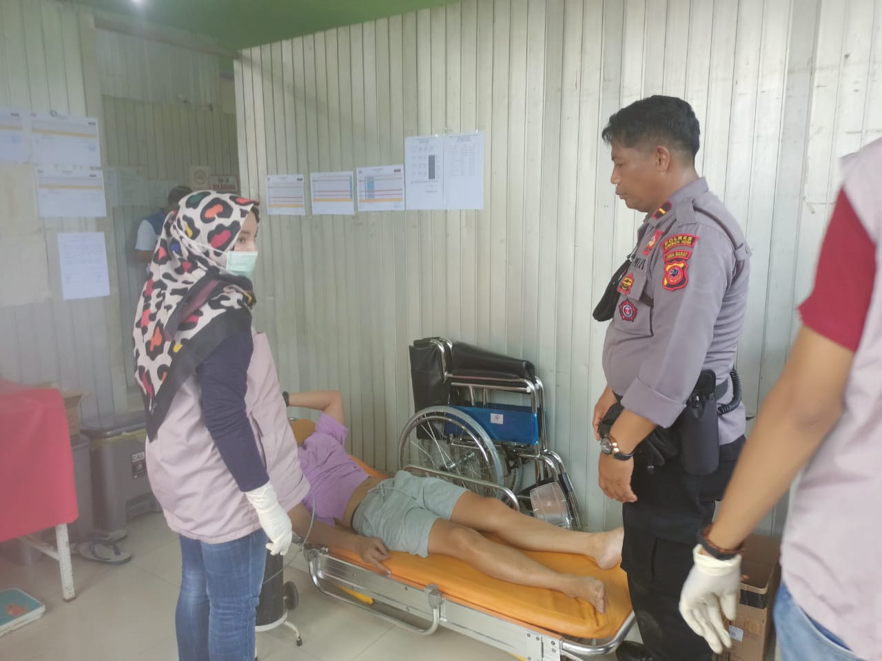 Anggota Polisi Polres Ciko Bantu Pemudik Pingsan di Rest Area 208.B Tol Palikanci