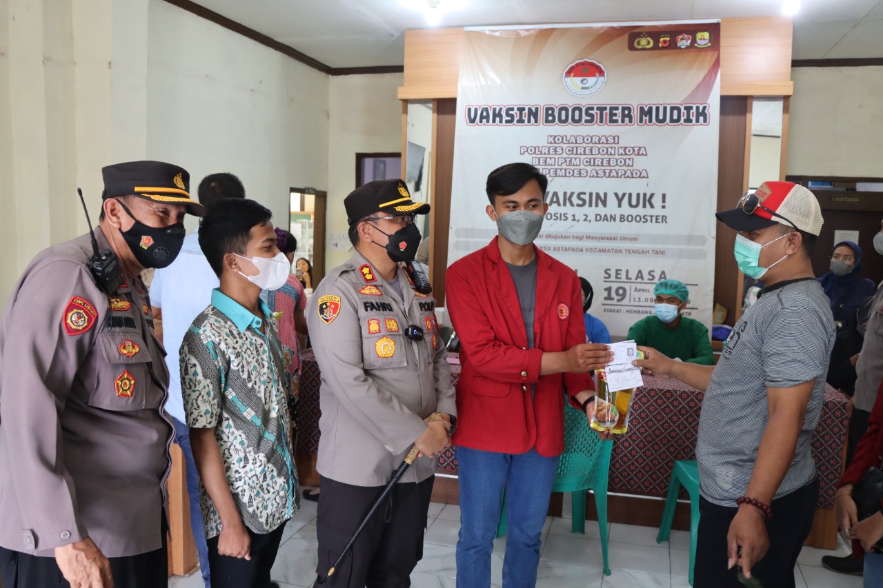 Kapolres Cirebon Kota Tinjau Vaksinasi dan Berikan Bansos Migor di Desa Astapada