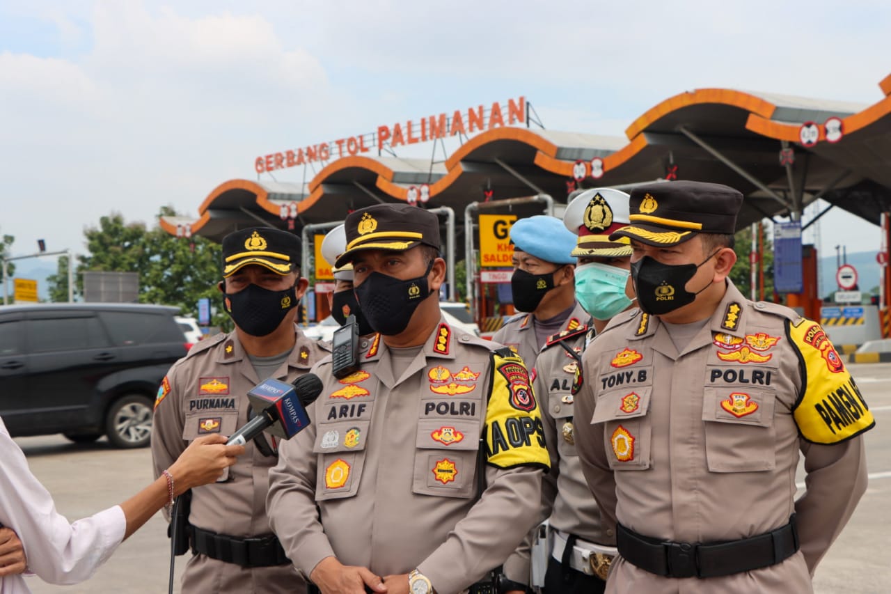 Kapolresta Cirebon Laksanakan Pemantauan Penerapan One Way di GT Palimanan