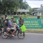 Keluarga besar Korem 063SGJ Bagi-bagi Takjil Bagi Pengguna Jalan dan Masyarakat Sekitar 