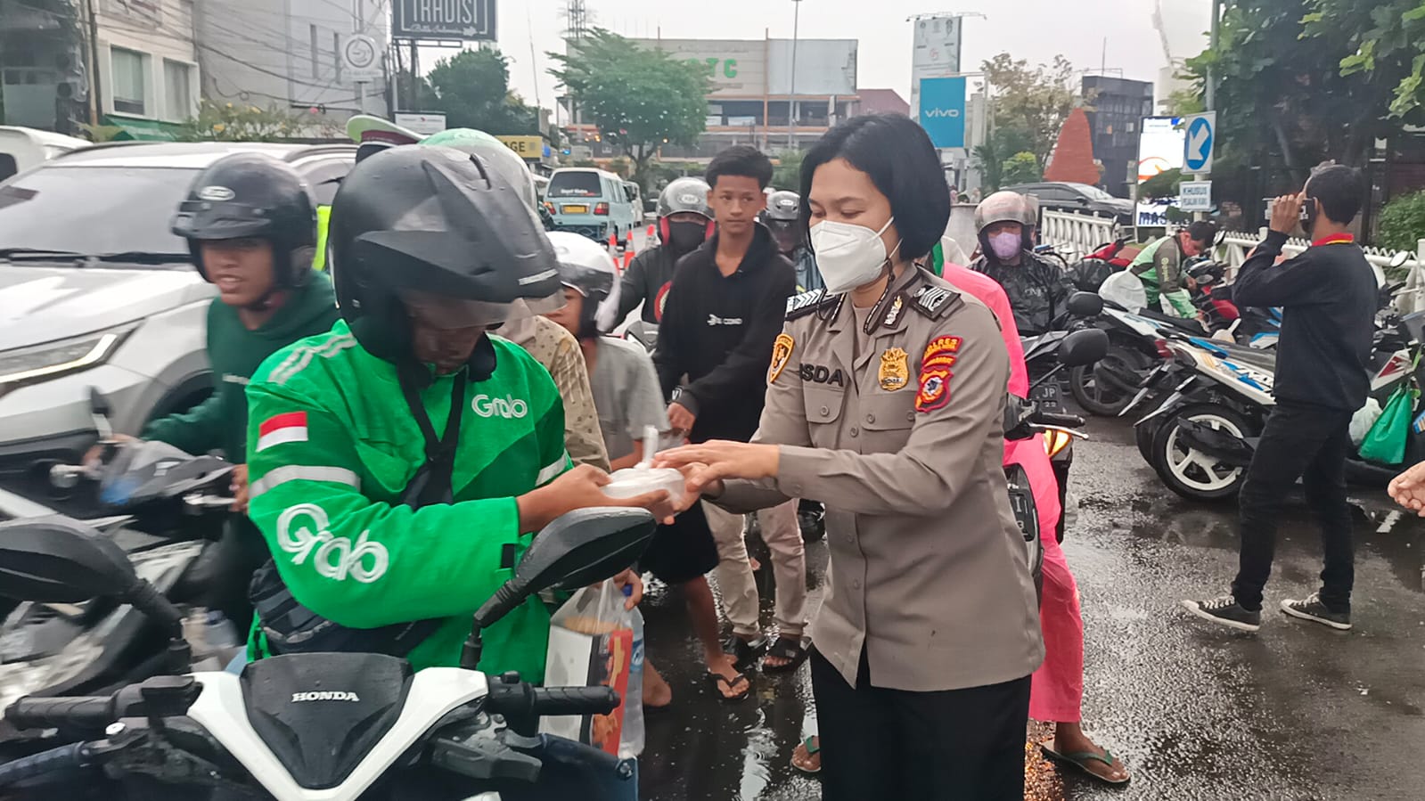 Kompol R. Ariani Selaku Pakor Polwan Pimpin Srikandi Polres Ciko Bagikan Ratusan Tajil