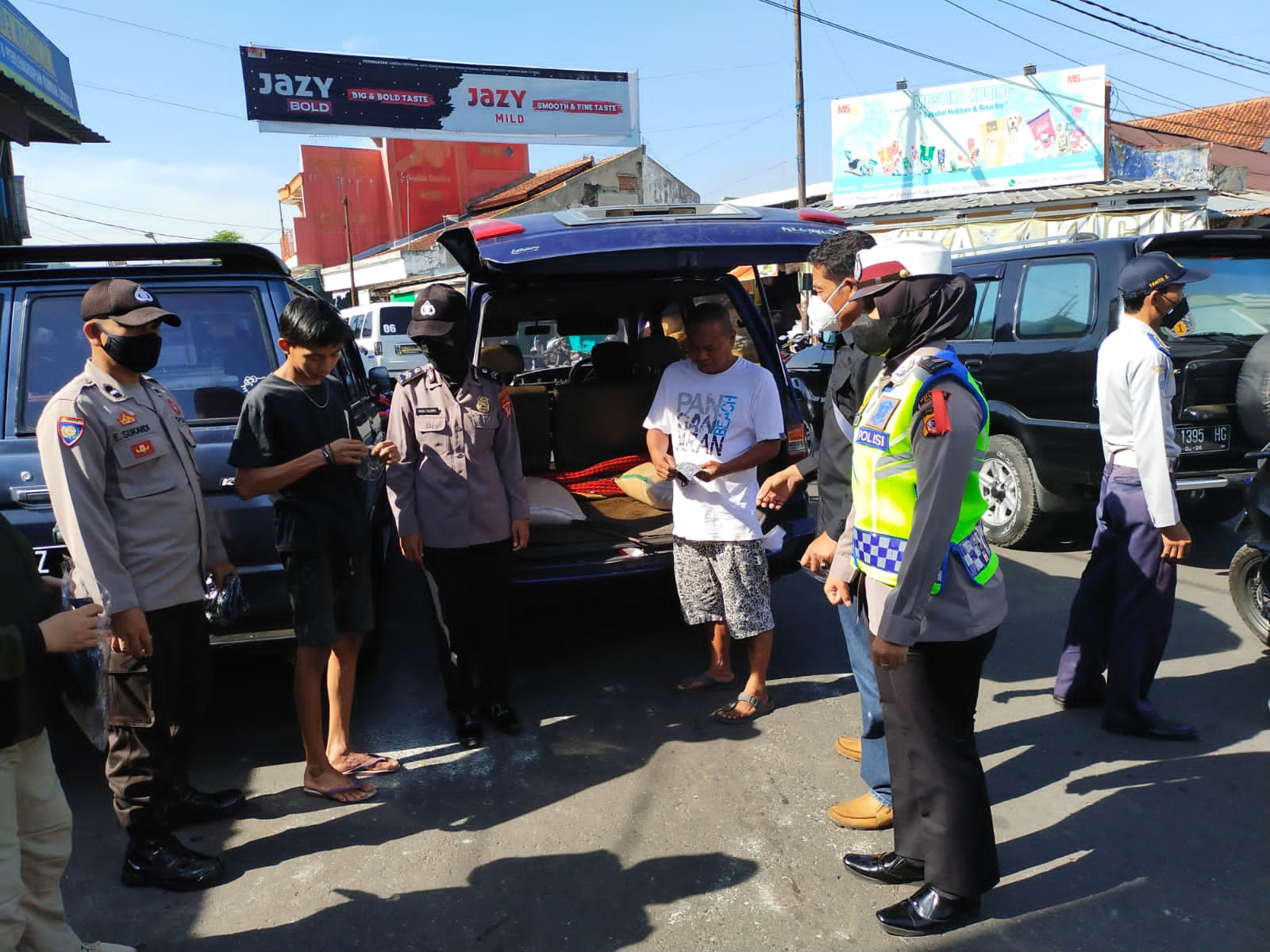 Tim Gabungan PPKM, Bagikan Masker dan Ingatkan Prokes