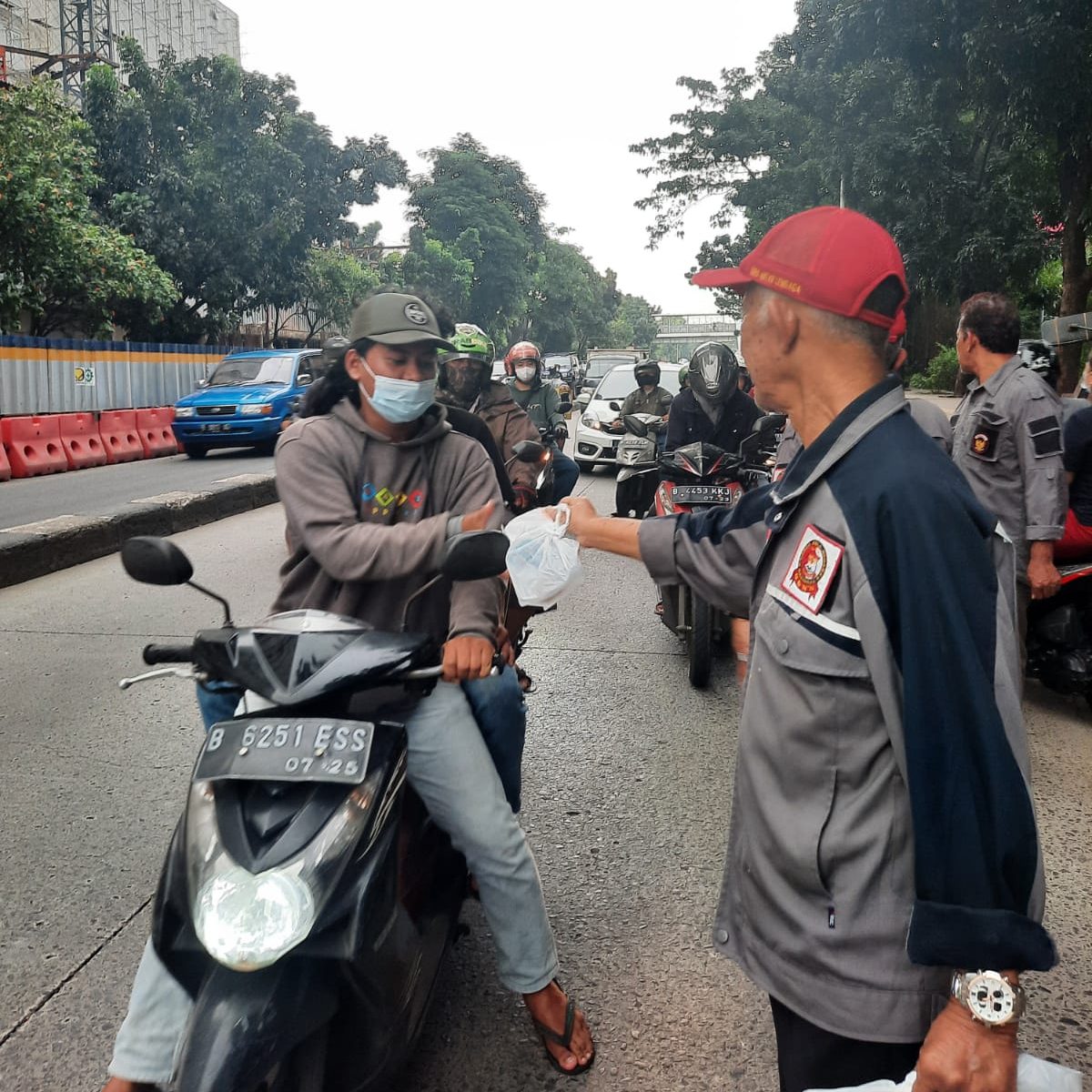 Ormas DPD GBNN DKI Jakarta Berbagi Takjil Keberkahan Di Bulan Ramadhan 1443H.