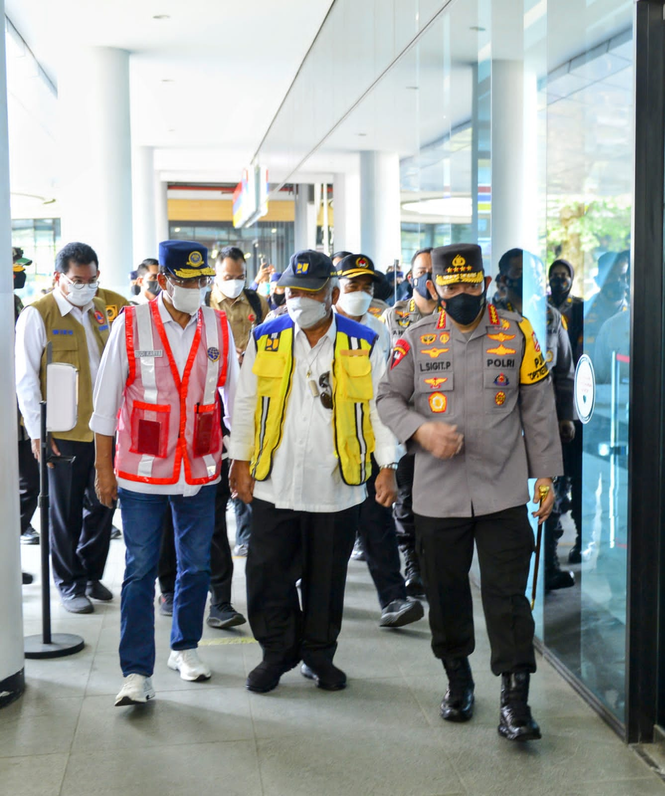 Tinjau Pelabuhan Merak, Kapolri Apresiasi Masyarakat yang Mudik Lebih Awal