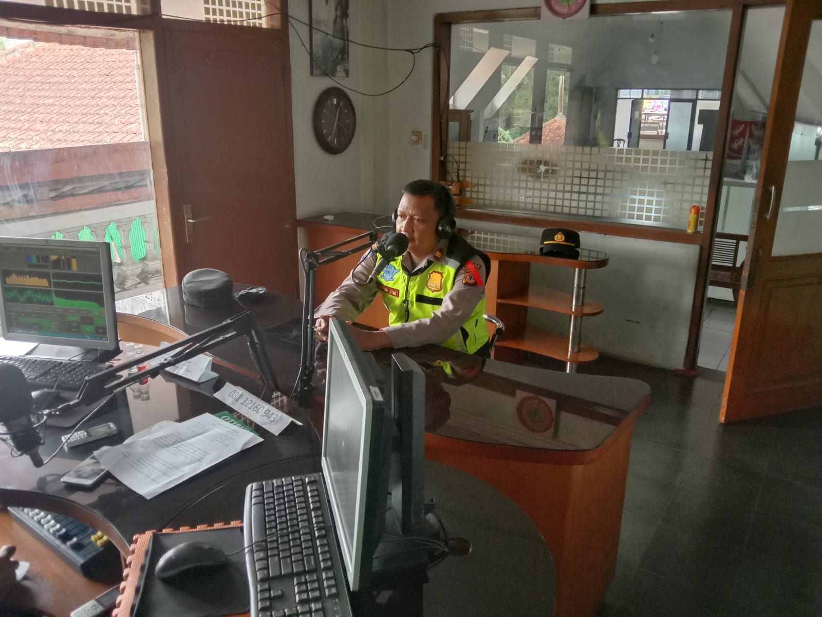 Sat Binmas Polres Tasik Kota Berikan Himbauan Kamtibmas dan Informasi Seputar Operasi Ketupat Lodaya 2022 Melalui Radio Buana Jaya FM