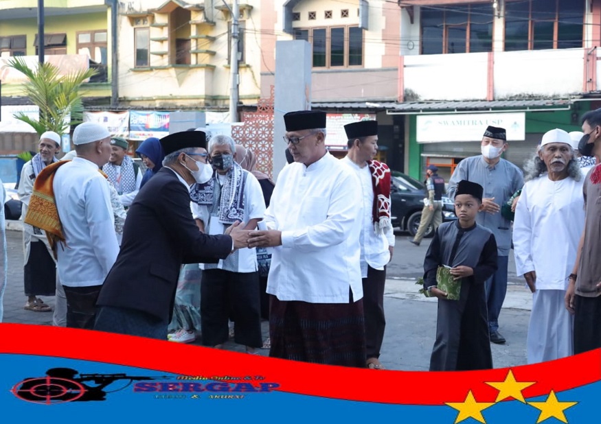 Bupati dan Wakil Bupati Kuningan Melaksanakan Shalat Hari Raya Idul Fitri 1443 H/ 2022 M Di Masjid Syiarul Islam