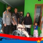 Kapolsek Pimpin Pemberian Banson Kursi Roda di Dua Kelurahan Kecamatan Kuningan