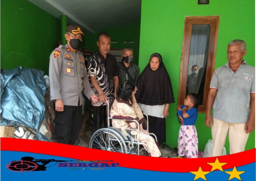 Kapolsek Pimpin Pemberian Banson Kursi Roda di Dua Kelurahan Kecamatan Kuningan