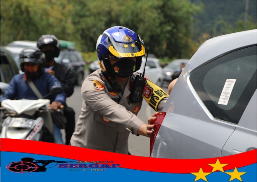 Bantu Dorong Mobil Mogok Saat Urai Kemacetan, Kapolres Tasikmalaya Kota Turun Langsung di Tanjakan Gentong