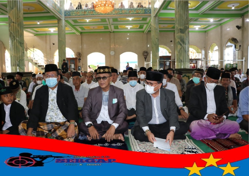 Pj Bupati Muara Enim Beserta Istri,Sholat Idul Fitri 1443H di Kecamatan Gelumbang