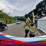 Ops Ketupat Lodaya 2022, Polwan Polres Tasik Kota Bagikan Makanan dan Minuman serta Hibur Pemudik saat One Way di Pos Terpadu Gentong