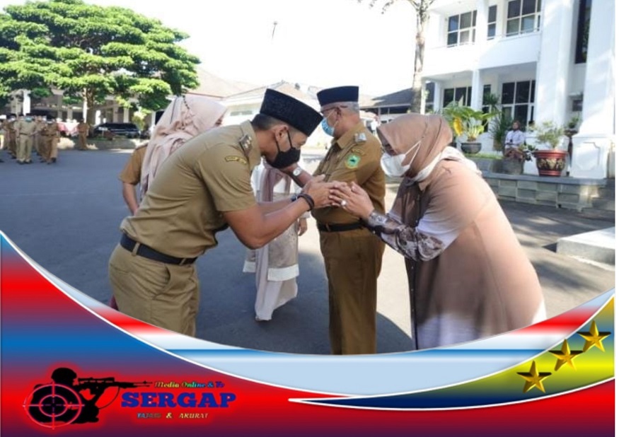 Bupati Pimpin Apel Pagi Sekaligus Melaksanakan Tradisi Bermusafahah dengan Para Aparatur Pemerintah Lingkup Setda Kabupaten Kuningan