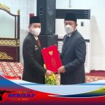 Poto HD menyerahkan Srt mandat kpd Kurniawan sbg Plh Bupati Muara Enim