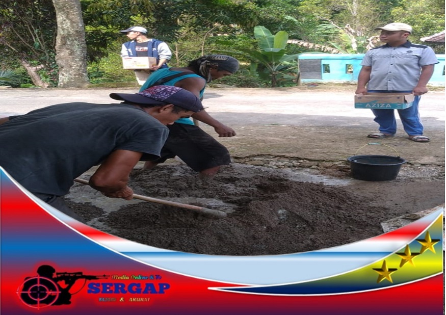 Desa margabakti kecamatan Kadugede pembangunan tembok penahan tebing (TPT) yang berlokasi RT 02/01 dusun pahing ini akan dibangun Senin 09/05/2022 yang d temui media sergap co id kepala Desa Asep s mengungkapkan namun karena pandemi Covid-19 membuat pelaksanaan kegiatan pembangunan TPT tersebut tertunda. Akhirnya sesudah Hari Raya idul Fitri 1443H pemerintah desa merealisasikan pembangunan TPT tersebut yang bersumber dari ADD tahun anggaran 2022 Selain berfungsi sebagai penahan tanah dari ancaman longsor penahan Tebing. ke lokasi bale desa TPT tersebut juga memiliki fungsi sebagai penunjang jalan lingkungan yang berada diatasnya agar tidak amblas sewaktu-waktu. Ungkapnya memiliki fungsi yang sangat vital bagi warga sekitar dalam menjalani aktivitas sehari-hari dengan awal pembangunan TPT ini sebagai akses pendukung untuk meningkatkan perekonomian para petani serta akses jalan untuk anak sekolah yang melewatinya dan masyarakat Dan Akan tetapi bantuan sosial selalu menjadi isu yang sensitif bagi siapapun. Dan kadang masyarakat sering memberikan tanggapan dan kritik mengenai hal tersebut tanpa memahami bahwa proses ini ada aturannya. dan menghasilkan persetujuan bahwa penerima BLT-Dana kepada seluruh warga khususnya warga Desa margabakti untuk bersama-sama memahami dasar hukum dan aturan-aturan yang berlaku pada setiap kegiatan dan keputusan pemerintah sebelum mengkritik atau memberi tanggapan yang salah. Karena memang kesalah pahaman terjadi jika kita tidak memahami alur dan aturan dari program-program pemerintah. Tuturnya