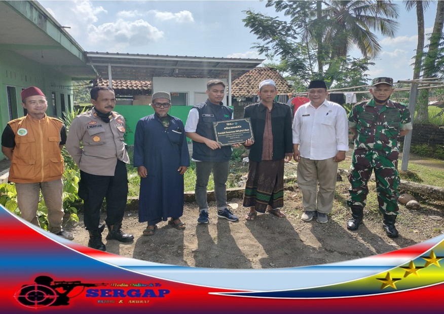 Kapolsek Manonjaya Menghadiri Peresmian MCK Untuk Santri dan Santriwati di Pondok Pesantren Miftahul Ulum RESTASKOT ----- Kapolsek Manonjaya Polres Tasikmalaya Kota AKP Encon Muhasan menghadiri Peresmian Mandi Cuci Kakus (MCK) untuk Santri dan Santriwati di Pesantren Miftahul Ulum Desa Kalimanggis Kecamatan Manonjaya Kabupaten Tasikmalaya, Rabu (17/05/2022). "Ada 2 MCK untuk Santri dan Santriwati dan merupakan sumbangan dari Yayasan Indonesia Beramal Sholeh," ujar Kapolsek Manonjaya. Sementara itu Pimpinan Ponpes Miftahul Ulum KH. Dede Ridwan menyampaikan ucapan terima kasih kepada Yayasan Indonesia Beramal Sholeh yang telah memberikan bantuan ke Pesantrennya. "Terima kasih dan semoga bermanfaat untuk para Santri dan Santriwati di Ponpes Kami," ucapnya.