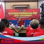 Ribuan nelayan menggelar demo di depan kantor Dewan Perwakilan Rakyat DPRD kabupaten pati pati- Ribuan nelayan di pati secara besar besaran menggelar demonstrasi mendatangi Gedung Dewan Perwakilan Rakyat Daerah (DPRD) Kabupaten Pati. Pada Sabtu, (14/5/2022). Demonstrasi nelayan dimulai sekitar pukul 09.20 WIB didepan gedung dewan perwakilan rakyat Para peserta demo didominasi para nelayan berjumlah ribuan dengan menggunakan motor roda dua, mobil pick up dan alat pengeras suara mereka menyampaikan orasinya di depan gedung DPRD Kabupaten Pati. Ketua Korlap Hadi Sutrisno saat di konfirmasi oleh awak media mengatakan “Kami menentang kebijakan yang tak berpihak kepada nelayan, kepada pelaku perikanan. Sehingga kapal mengalami kerugian kemunduran sehingga berdampak kepada ABK,” ungkapnya menurutnya kebijakan pemerintah dinilai tak berpihak kepada mereka. Lantaran kebijakan, ribuan para nelayan tidak bisa bekerja.tambahnya “Kami meminta jangan sampai nelayan sengsara. Kami sudah berjuang ke mana-mana. Tapi belu