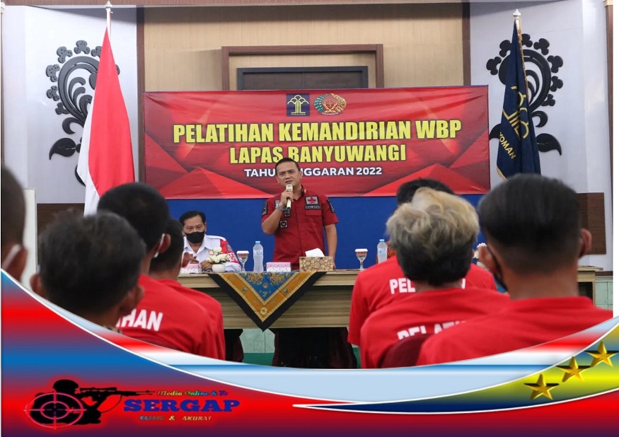 Ribuan nelayan menggelar demo di depan kantor Dewan Perwakilan Rakyat DPRD kabupaten pati pati- Ribuan nelayan di pati secara besar besaran menggelar demonstrasi mendatangi Gedung Dewan Perwakilan Rakyat Daerah (DPRD) Kabupaten Pati. Pada Sabtu, (14/5/2022). Demonstrasi nelayan dimulai sekitar pukul 09.20 WIB didepan gedung dewan perwakilan rakyat Para peserta demo didominasi para nelayan berjumlah ribuan dengan menggunakan motor roda dua, mobil pick up dan alat pengeras suara mereka menyampaikan orasinya di depan gedung DPRD Kabupaten Pati. Ketua Korlap Hadi Sutrisno saat di konfirmasi oleh awak media mengatakan “Kami menentang kebijakan yang tak berpihak kepada nelayan, kepada pelaku perikanan. Sehingga kapal mengalami kerugian kemunduran sehingga berdampak kepada ABK,” ungkapnya menurutnya kebijakan pemerintah dinilai tak berpihak kepada mereka. Lantaran kebijakan, ribuan para nelayan tidak bisa bekerja.tambahnya “Kami meminta jangan sampai nelayan sengsara. Kami sudah berjuang ke mana-mana. Tapi belu