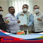 Temui Masa Aksi Ketua DPRD Bersama Ketua Komisi Serta Anggota Komisi IV DPRD Karawang Janji Sampaikan Tuntutan Buruh Ke Pemerintah Pusat