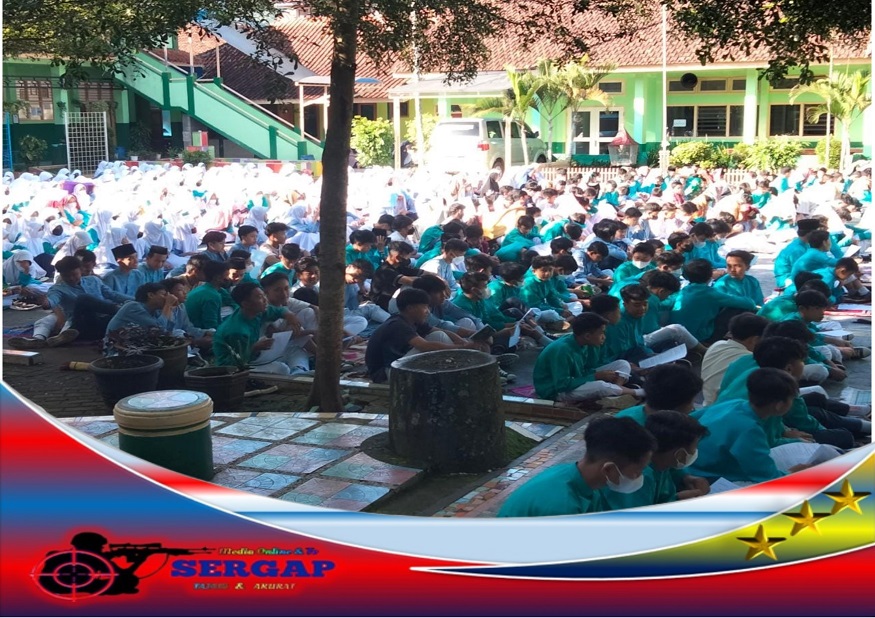 Ratusan siswa-siswi SMPN 1 Kadugede Kecamatan Kadugede Kabupaten Kuningan melaksanakan sholat istighosah.