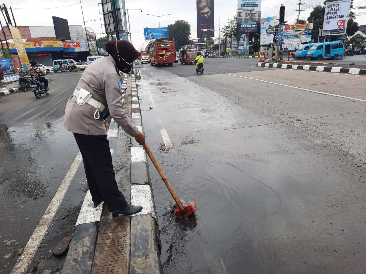 Antisipasi Pemudik Terhindar Dari Kecelakaan, Angoota Polres Cirebon Kota Bersihkan Genangan Air