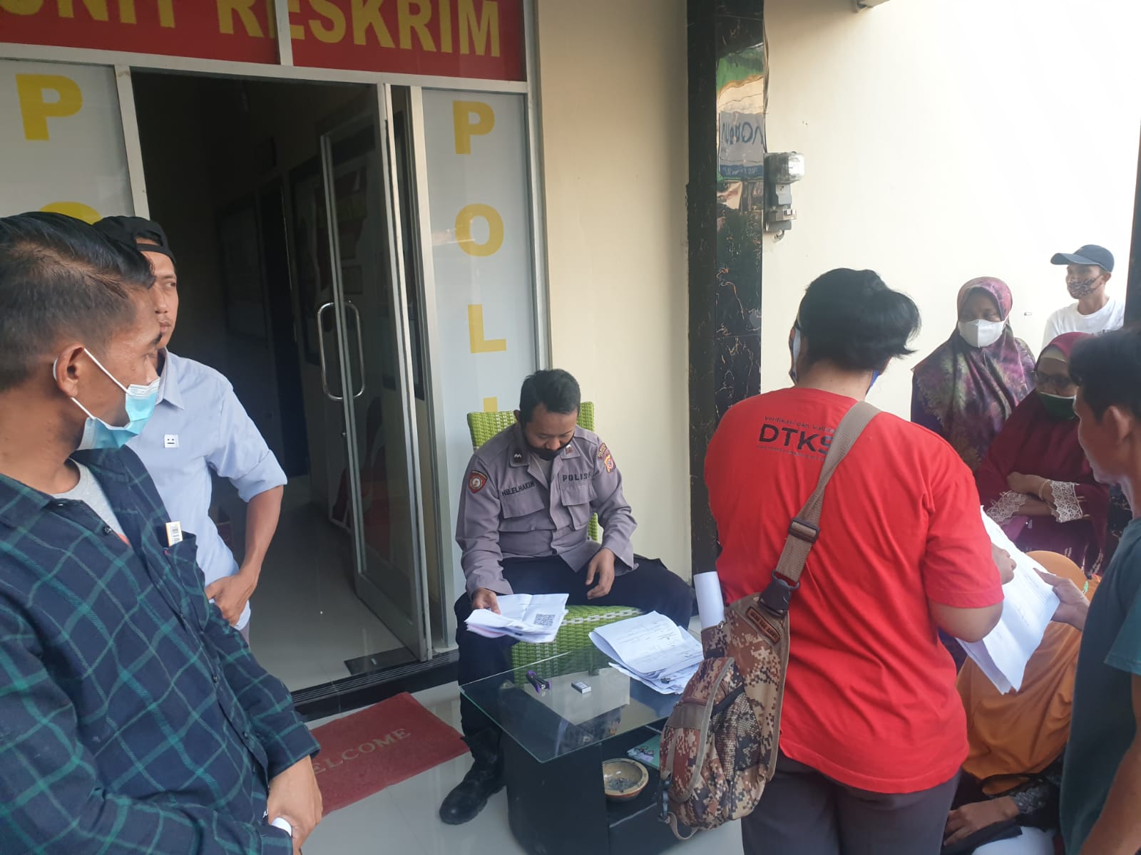 Polresta Cirebon Salurkan Bantuan Minyak Goreng kepada Ratusan Warga