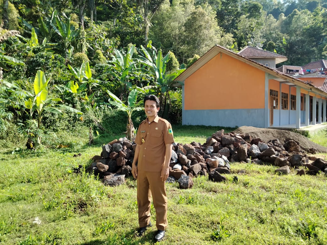 Desa Margabakti Merealisasikan Pembangunan Tembok Penahan Tebing (TPT)