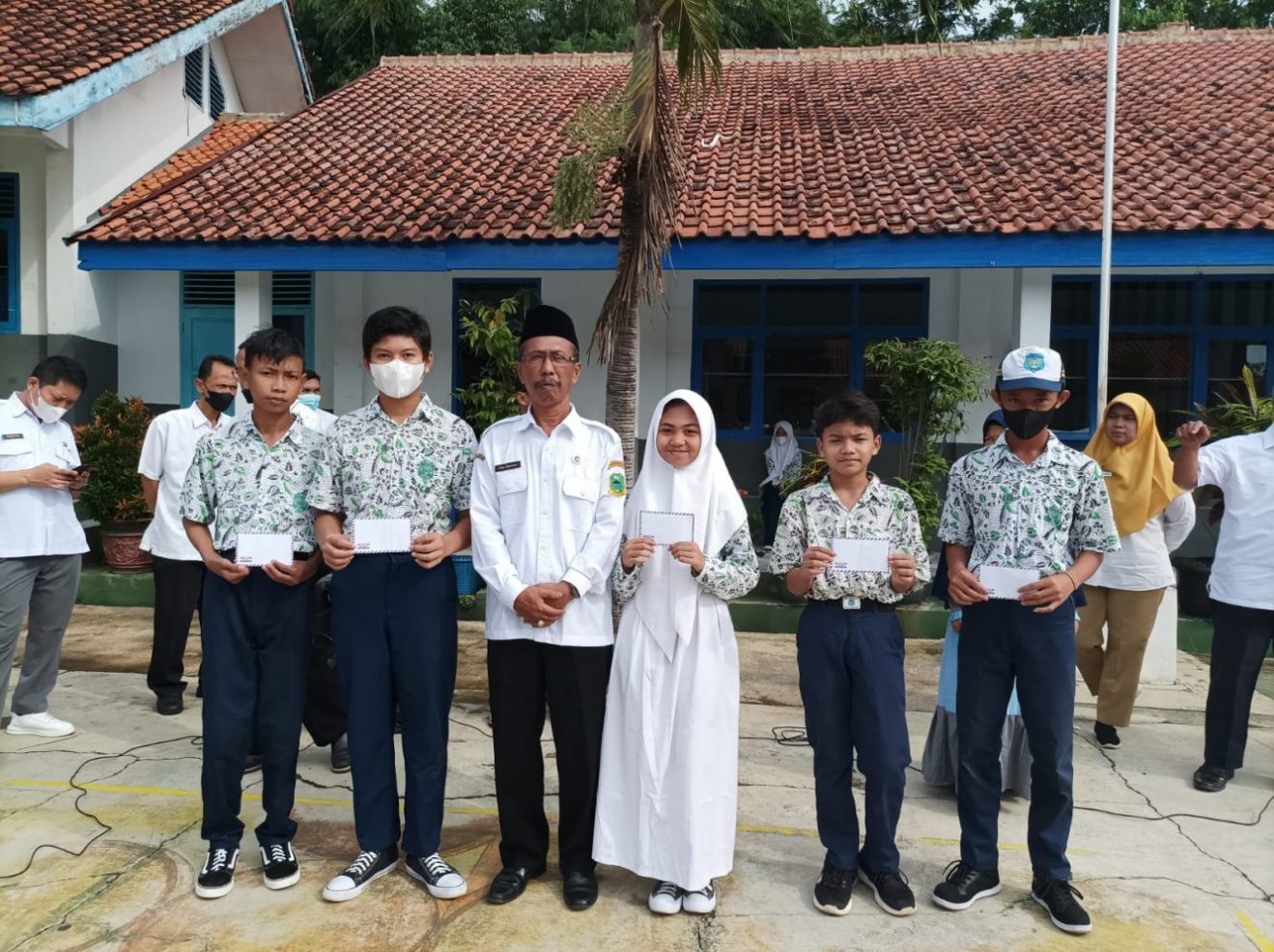 Hari Pertama Sekolah, Guru dan Siswa SMPN 2 Sindang Agung Halal Bi Halal