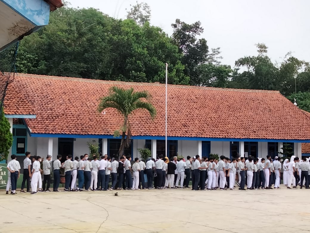 Hari Pertama Sekolah, Guru dan Siswa SMPN 2 Sindang Agung Halal Bi Halal