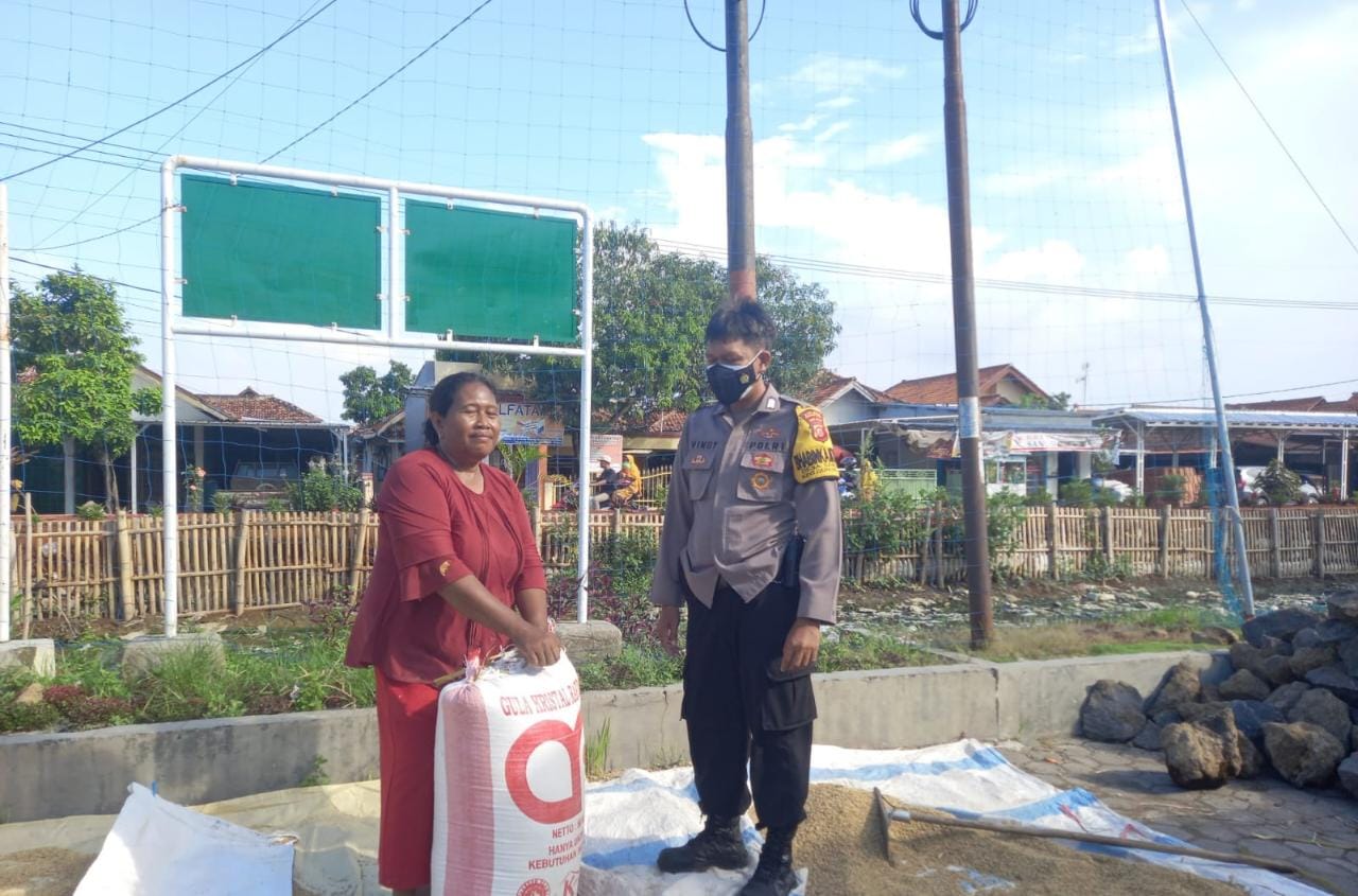 Cuaca Hujan Gerimis, Anggota Polres Ciko Bripka Vindy Fhadilla Sigap Bantu Warga