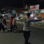 Bantu Sebrangkan Jalan Warga, Bhabinkamtibmas Mundu Pesisir Polsek Mundu Polres Ciko Ciptakan Kamseltibcar