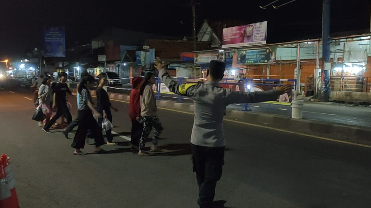 Bantu Sebrangkan Jalan Warga, Bhabinkamtibmas Mundu Pesisir Polsek Mundu Polres Ciko Ciptakan Kamseltibcar