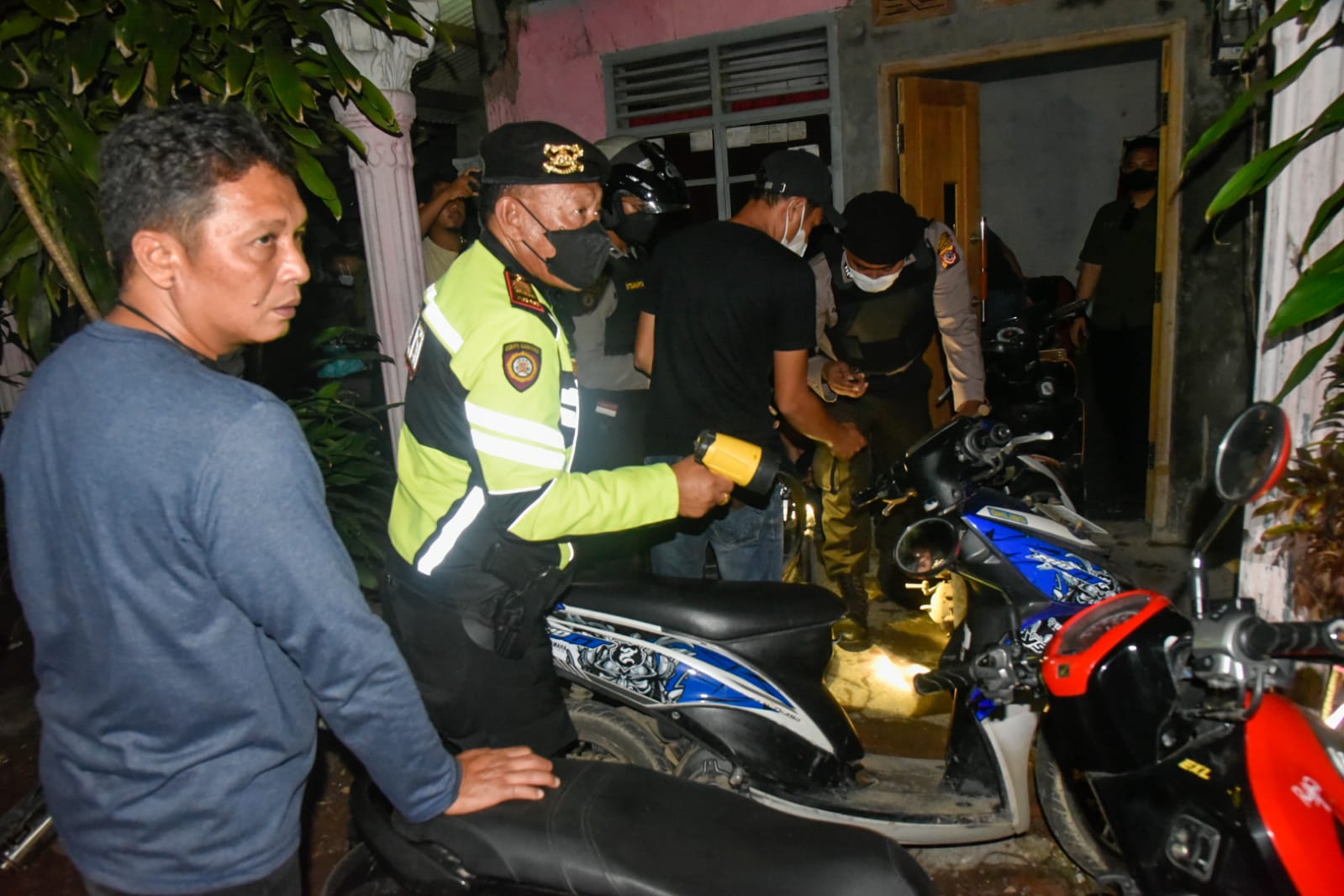 Polresta Cirebon Gerebek Pesta Miras Oplosan di Sarang Geng Motor