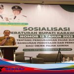 Pemerintah Kabupaten Karawang mengajak semua pihak ikut menyukseskan program pajak nol rupiah atau pengurangan pajak bumi dan bangunan (PBB) 100% bagi lahan sawah milik petani-petani kecil asli Karawang. Badan Pendapatan Daerah (Bapenda) Kabupaten Karawang mengundang sebanyak 500 orang untuk ikut dalam sosialisasi program pengurangan PBB 100% objek pajak sawah. Para peserta terdiri dari para camat, kepala UPTD Pertanian, koordinator PBB kecamatan, koordinator penyuluh pertanian, hingga petugas pemungut PBB di tingkat desa dan kelurahan. Acara sosialisasi yang dilakukan selama tiga hari, dari Selasa hingga Kamis (7-9/6/2022) di Ball Room Hotel Akhsaya. Dalam sambutannya, Bupati Karawang, dr. Hj. Cellica Nurrachadiana menuturkan, kebijakan pengurangan pajak bumi dan bangunan (PBB) 100% bagi lahan sawah milik petani-petani kecil asli Karawang sudah dituangkan dalam Perbup Nomor 12 Tahun 2022 tentang Pengurangan PBB Bagi Objek Pajak Sawah. Pelaksanaan kebijakan ini merupakan pelaksanaan janji politik Bupati yang berjanji akan meningkatkan kesejahteraan petani di Karawang, khsusunya para petani kecil, salah satunya dengan cara menolkan pajak bagi lahan sawah milik petani yang luasanya di bawah 1 hekatare. “Ini ditujukan bagi petani yang benar-benar perlu kami bantu. Tujuannya agar petani mendapatkan semangat untuk bertani, menjaga Karawang dengan LP2B, (Lahan Pertanian Pangan Berkelanjutan),” ujar Bupati. Menurutnya, ini sebagai satu cara pemerintah daerah menjaga luas lahan pertanian tersisa agar tak menyusut karena alih fungsi. “Mudah-mudahan ini bentuk keberpihakan pemerintah terhadap petani karawang. Mempertahankan Karawang sebagai lumbung padi nasional,” ungkap dia. Sementara itu, Plt. Kepala Bapenda Kabupaten Karawang, H. Asep Aang Rahmatullah mengatakan, diselenggarakan dalam upaya menyampaikan poin-poin penting dan terperinci mengenai program pengurangan PBB 100% objek pajak sawah kepada pihak-pihak yang berkaitan dengan pelaksanaan program ini. Dengan demikian, kata Aang, diharapkan, program ini bisa diketahui oleh seluruh petani-petani kecil di Kabupaten Karawang secara benar dan terperinci agar mereka bisa mengikutu dan merasakan manfaat dari program pajak nol rupiah ini. “Dengan adanya sosialisasi ini, meminimalisir misleading informasi kepada masyarakat di bawah,” ujarnya. Dia berharap, program ini bisa diketahui oleh seluruh petani-petani kecil di Karawang secara benar dan terperinci agar mereka bisa mengikutu dan merasakan manfaat dari program pajak nol rupiah ini. “Dengan adanya sosialisasi ini, meminimalisir misleading informasi kepada masyarakat di bawah,” ungkapnya. Untuk diketahui, syarat pengurangan ini menyasar pemilih lahan sawah yang luasanya tak lebih dari 1 hektare dengan NJOP (Nilai Jual Objek Pajak) sebesar Rp 27 ribu sampai dengan Rp 82 ribu per meter. Syarat mendapatkan gratis PBB lahan sawah ini, wajib pajak harus memiliki KTP Karawang, memiliki sertifikat atau bukti kepemilikan lain atas lahan/tanah, SPPT (Surat pemberitahuan pajak terutang) tahun 2022 dan surat pemohonan penggratisan pajak yang ditandatangani oleh kepala desa atau lurah. Apabila permohonan sudah lengkap, kata dia, petugas akan melalukan verifikasi terlebih dahulu melalui pemeriksaan lapangan. Jika sudah sesuai nantinya tinggal proses penetapan SPPT 0 rupiah dan didistribusikan langsung kepada pemohon.