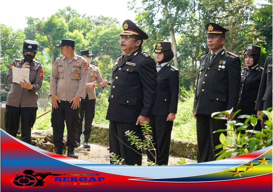 Sambut HUT Bhayangkara ke 76, Wakasubbid Dokpol Polda Jabar Pimpin Ziarah Rombongan ke Makam Mantan Kapusdokkes Mabes Polri di Mangkubumi