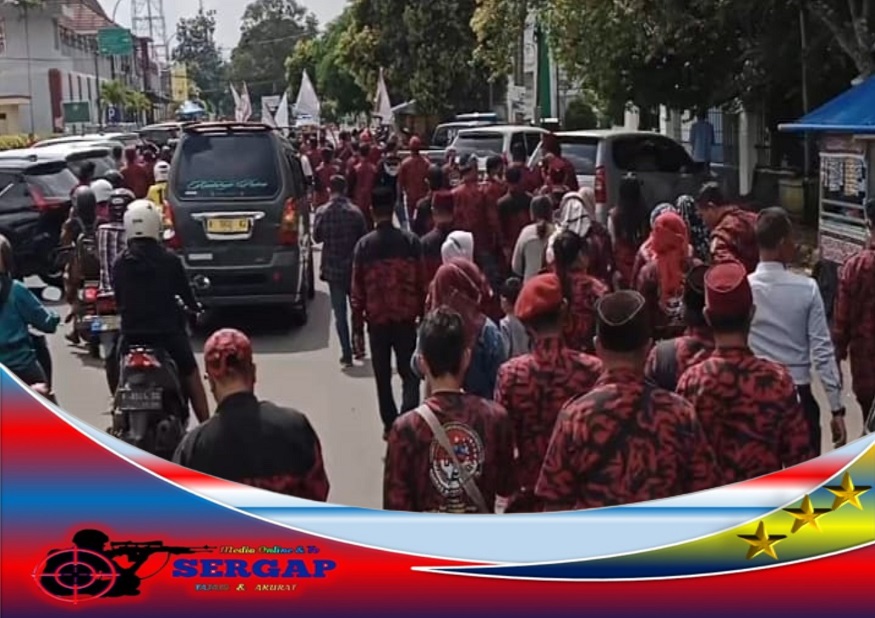 Massa Aksi Geruduk Kota Badak Seribu Ulama Sejuta Santri,! Tuntut THM Ditutup